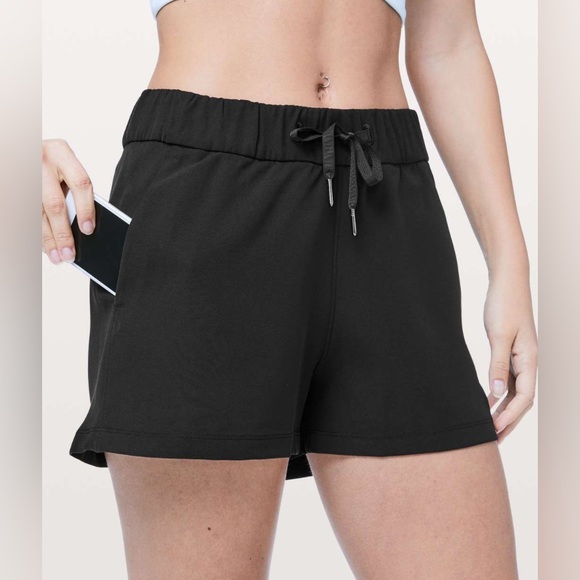 Lululemon On The Fly Short 2.5" - Picture 1 of 9